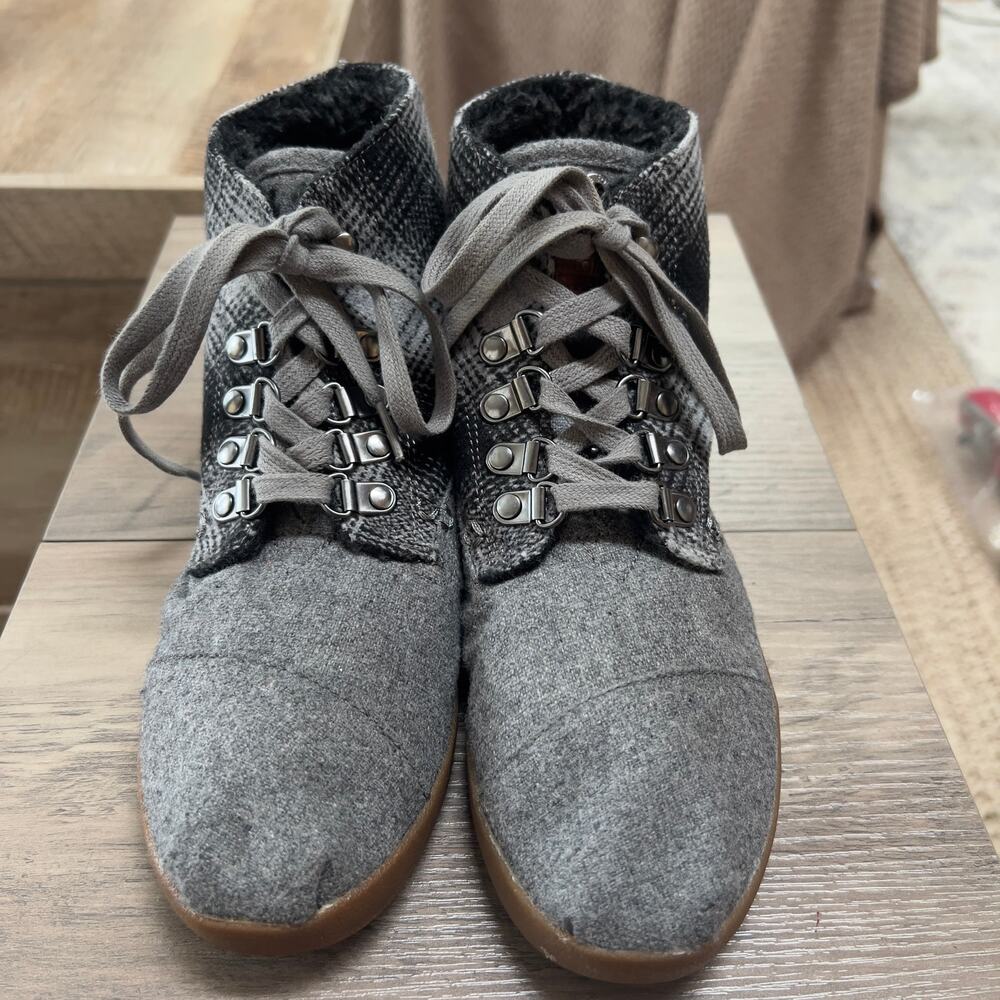 TOMS Highland Tartan Grey Foldover Lace-Up Ankle Boot. Size 6